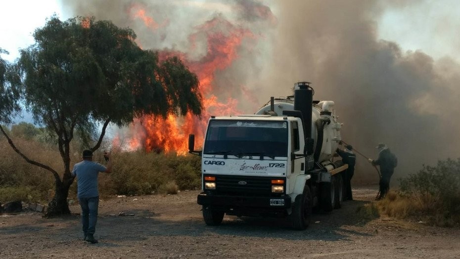 Alarma en Mendoza por un incendio forestal y el viento zonda | Actualidad
