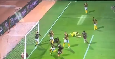 Mucha mala suerte: en una insólita jugada, un futbolista evitó un gol de su propio equipo | Redes