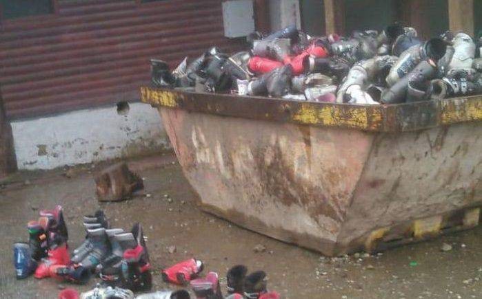 Indignación en las redes: un comerciante de Bariloche tiró botas de esquí a la basura y las rompió para que nadie las use | Redes
