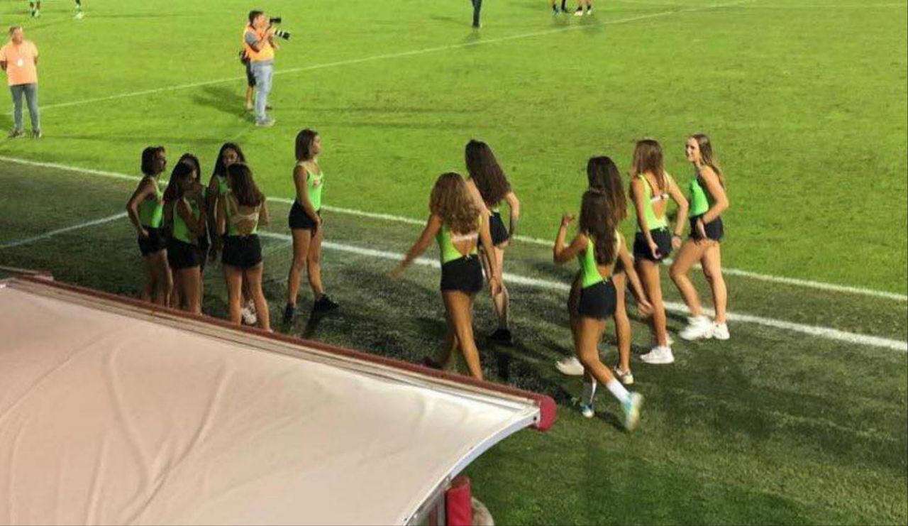 "Si hay que repetirlo, lo haremos": polémica por adolescentes alcanzapelotas en microshorts | Deportes