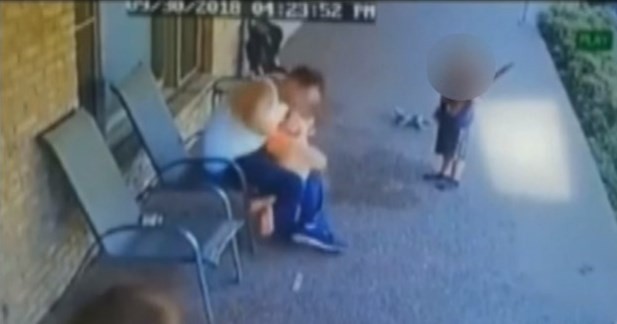 Video terrible: lo grabaron pegándole a su hijo de 6 años y su mujer llamó a la policía | Internacionales