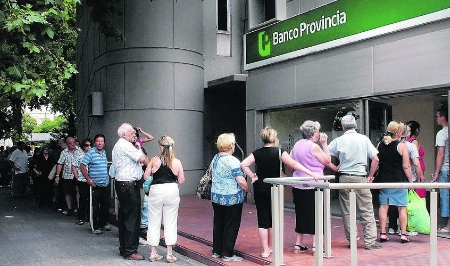 Jubilados no podrán hacer colas de más de 45 minutos en bancos, comercios y entidades | Actualidad