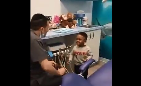 Viral conmovedor: el gesto de un médico pediatra con un nene que visita el consultorio | Redes