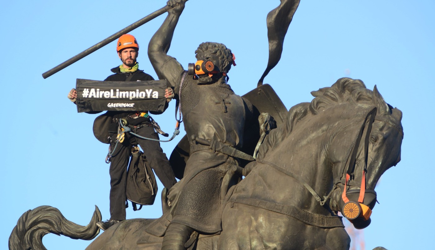 Greenpeace escala el monumento al Cid Campeador | Actualidad