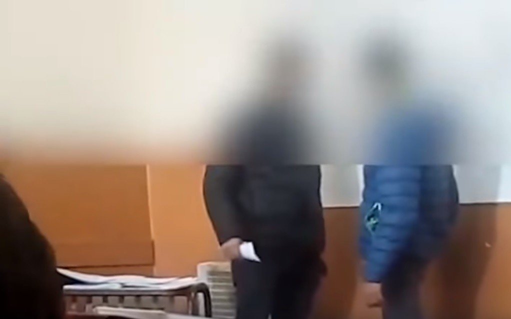 Un alumno atacó a golpes a su profesor porque le quitó el celular en plena clase | Actualidad