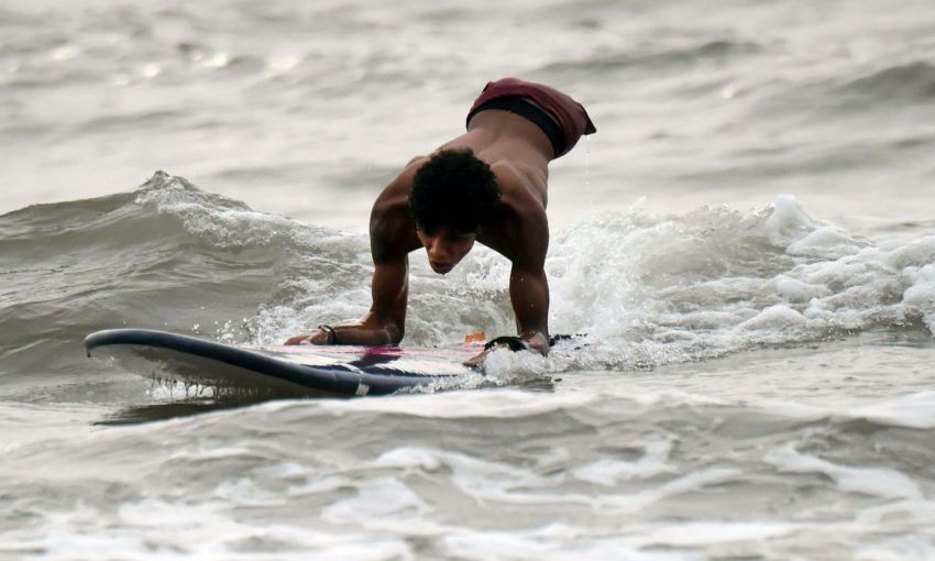 La conmovedora historia del surfer y rapero sin piernas que huyó de Venezuela | Internacionales