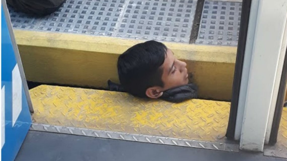 Foto impactante: así quedó atrapado un joven que cayó a las vías del tren | Actualidad