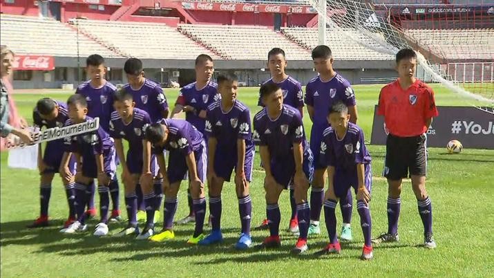 Los chicos rescatados de la cueva de Tailandia visitan el Monumental | Deportes