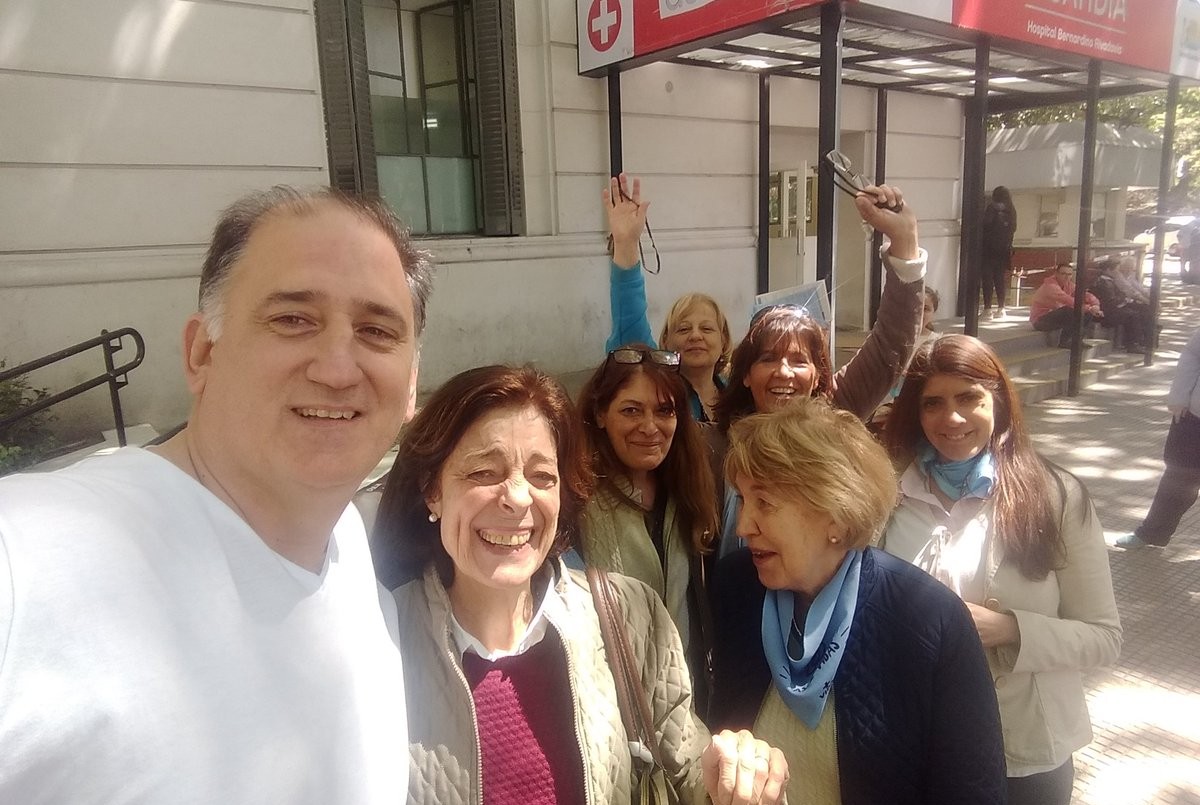 El periodista Mariano Obarrio y un grupo "pro vida" protestaron en la puerta de un hospital para impedir que se realice un aborto legal | Redes