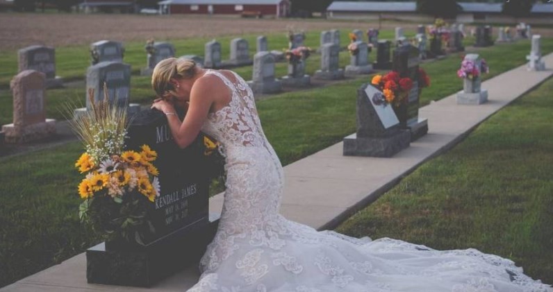 La historia detrás de la conmovedora foto de la novia arrodillada ante la tumba de su pareja | Curiosidades