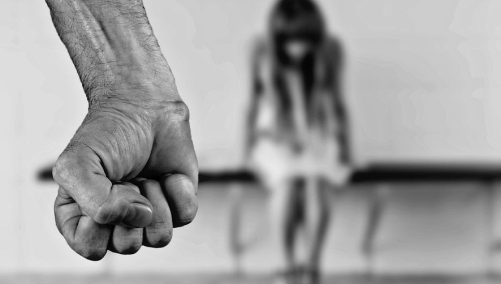 Ayudaba a vestir a su hija de 12 años, descubrió que estaba embarazada y que había sido violada | Actualidad