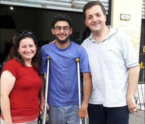 Arregla motos pese a sus muletas | Actualidad