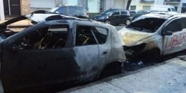 Otro ataque de los "caza Uber": quemaron un supuesto auto de la app y la ligó otro que estaba adelante | Actualidad