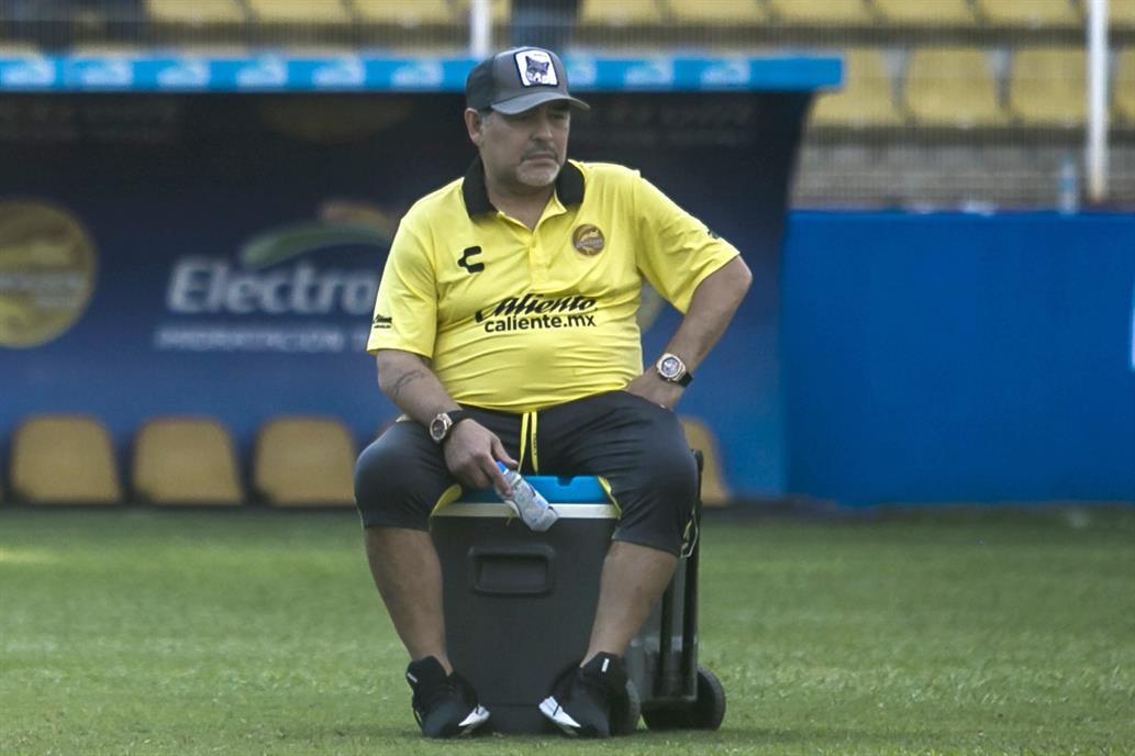 El video que preocupa: Maradona tiene problemas de rodillas y casi no puede caminar | Deportes