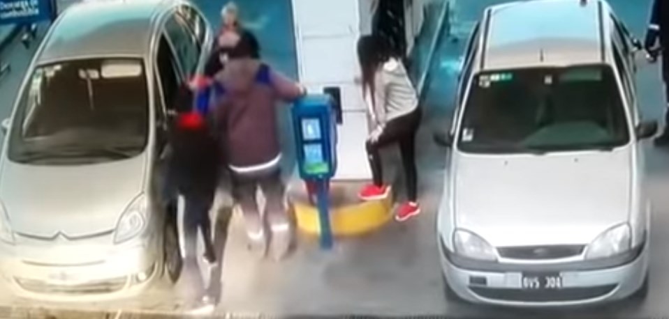 La insólita pelea entre una mujer y un joven en una estación de servicio: entre cachetadas y baldazos de agua | Actualidad