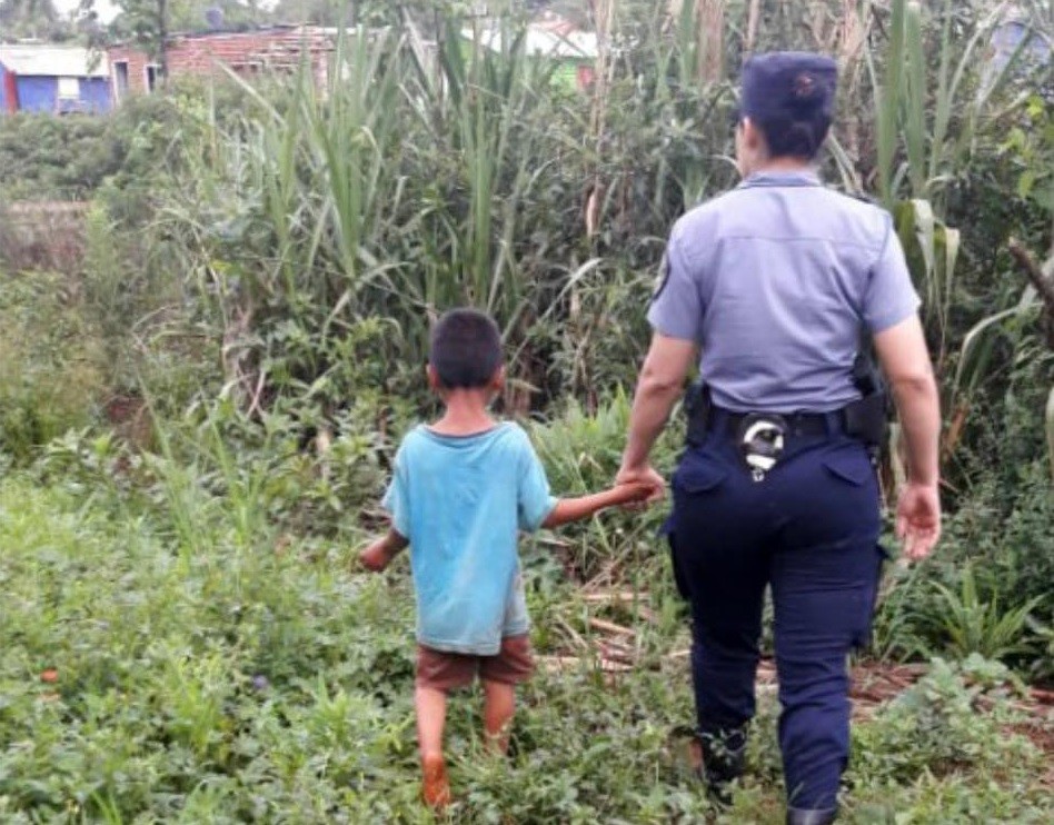 Un nene de 7 años estuvo tres días escondido en una casa abandonada porque lo torturaban sus padres | Actualidad