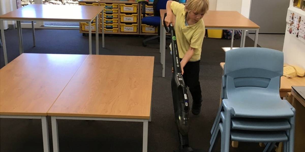 La escuela inglesa que puso a los alumnos a limpiar las aulas | Curiosidades