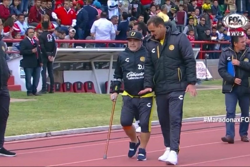 Maradona tuvo que usar un bastón en un partido de Dorados | Deportes