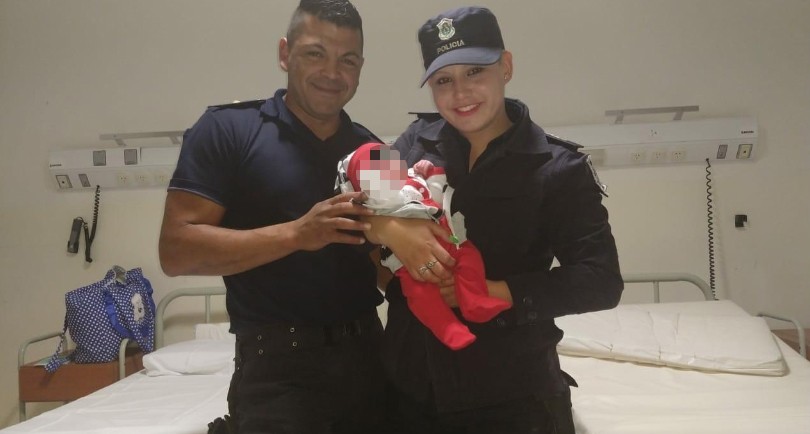 Ezeiza: una mujer dio a luz en plena calle y fue asistida por dos policías | Actualidad