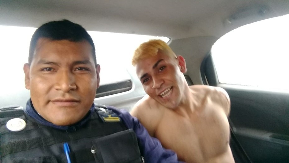 Tragicomedia de inseguridad: sancionarán a policía por selfie con un detenido | Actualidad