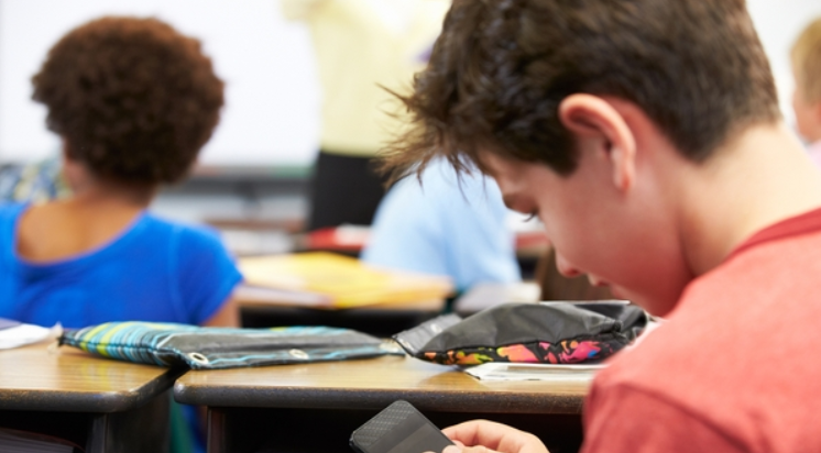 Una escuela de Arrecifes no dejará a los alumnos entrar con los celulares al aula | Actualidad