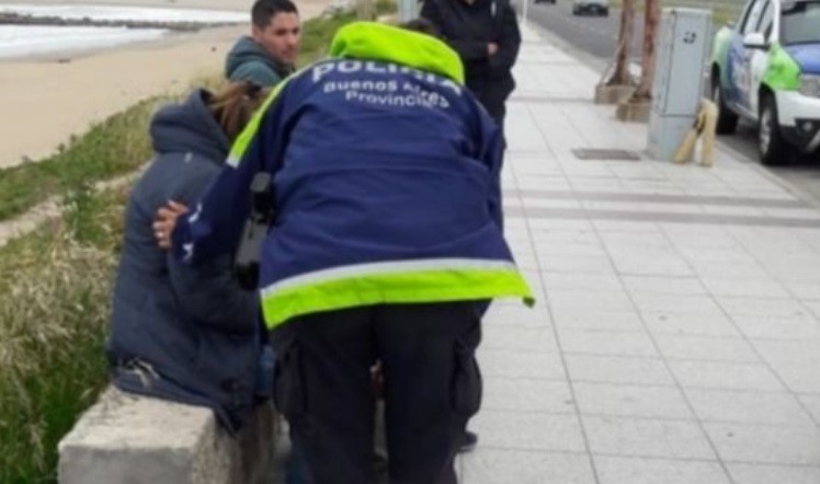 Rescataron a una mujer cuando intentaba quitarse la vida en Mar del Plata | Actualidad