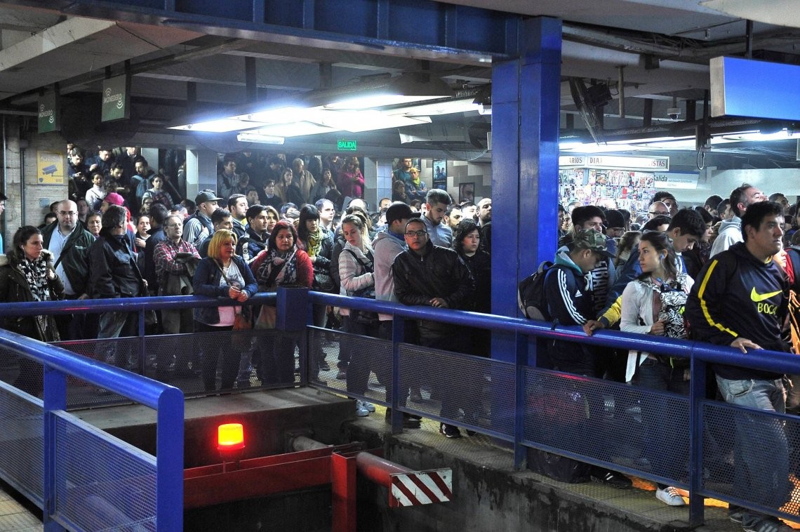 Según una encuesta, más de la mitad de los trabajadores se iría del país | Actualidad