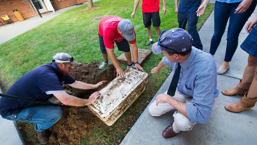 Viaje en el tiempo: abrieron una cápsula con objetos de estudiantes de hace 25 años | Redes