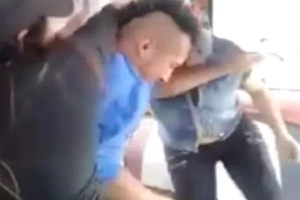 Subió a robar un colectivo, su madre lo reconoció y lo hizo bajar a chancletazos | Curiosidades