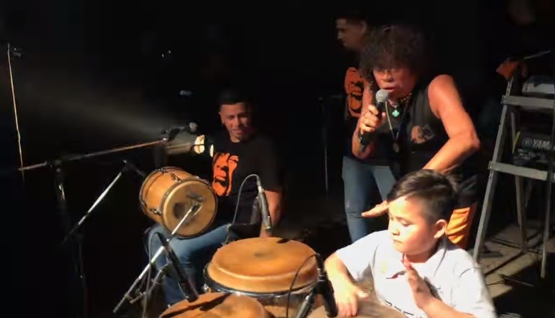 Percusionista de 9 años sorprendió a "La Mona" Jiménez en pleno show | Espectáculos