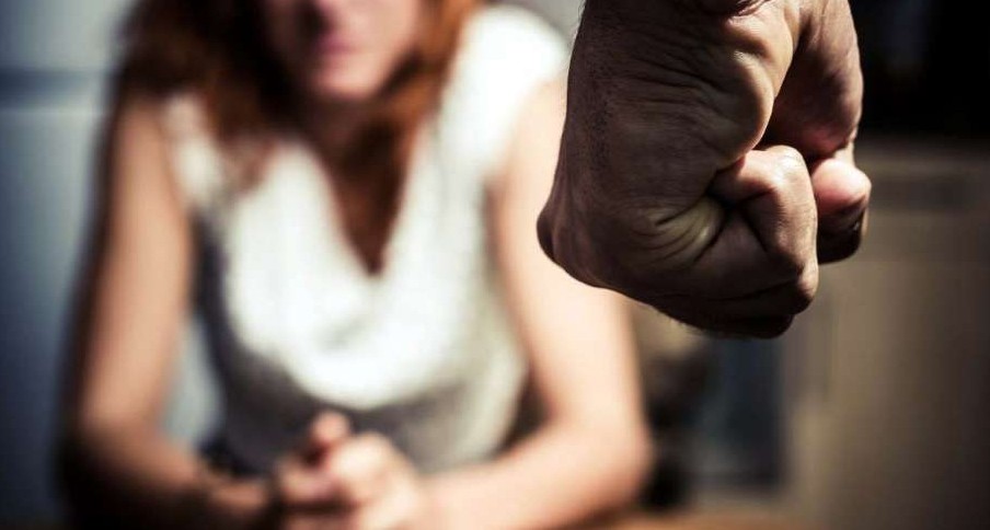 Ahorcó y golpeó brutalmente a su novia porque no dejó que le revise el celular | Actualidad