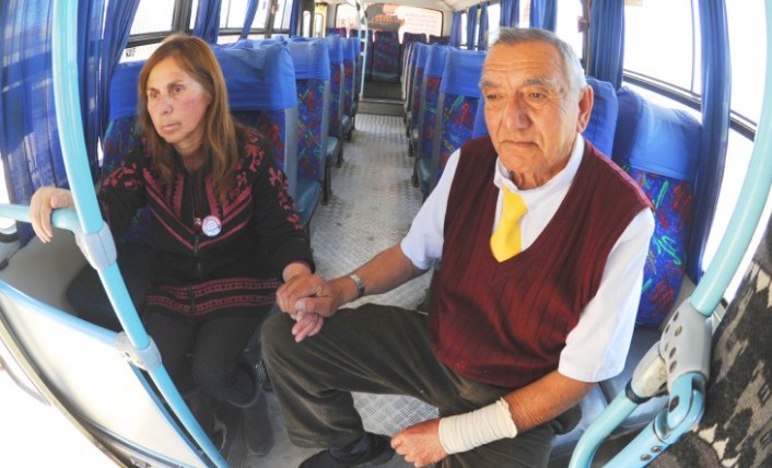 El colectivero que maneja junto a su esposa con Alzheimer porque no tiene con quién dejarla | Redes