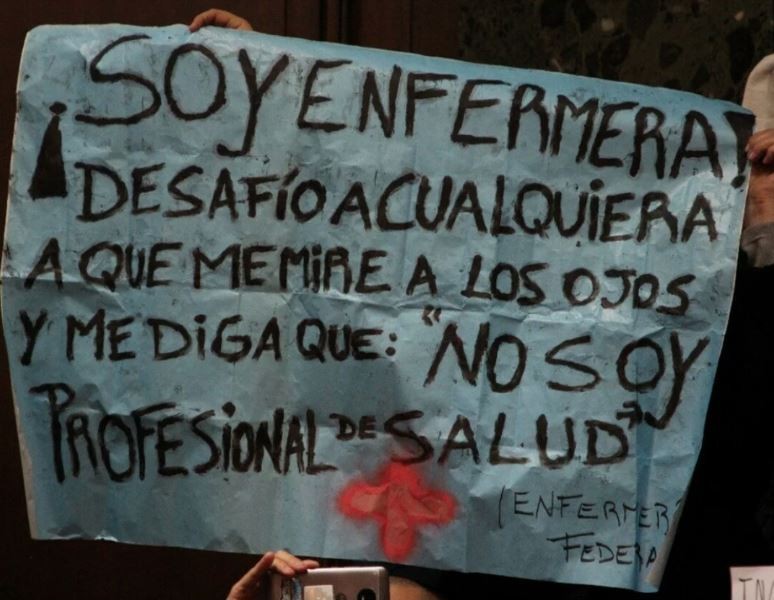 Abrazo a una escuela de enfermería: los enfermeros ya no serán considerados "profesionales de la salud" | Actualidad