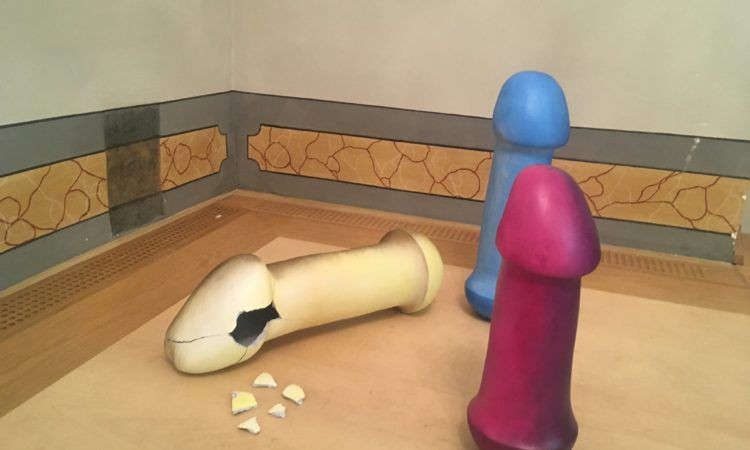 En una exposición, tropezó y rompió la escultura de un pene | Curiosidades