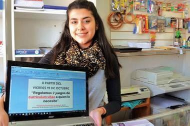 Una librería imprime currículums gratis para las personas que buscan trabajo | Actualidad