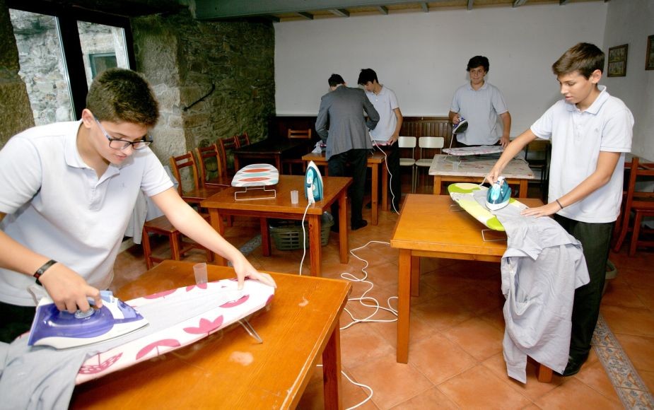 El colegio español que le enseña a sus alumnos a planchar, cocinar y coser | Curiosidades