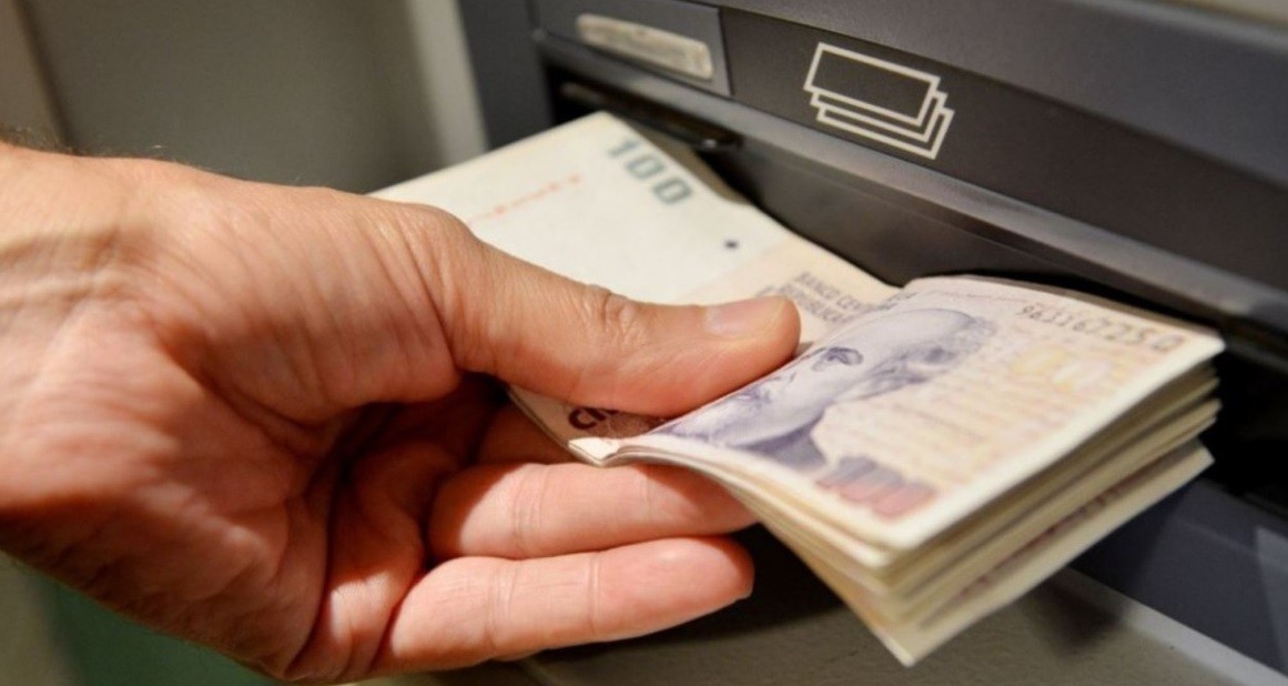 Además del bono, los estatales recibirán un 10% de aumento salarial | Economía