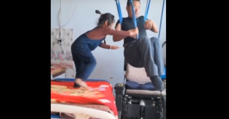 Reúnen donaciones para la nena de 6 años que cuida a su padre parapléjico | Redes