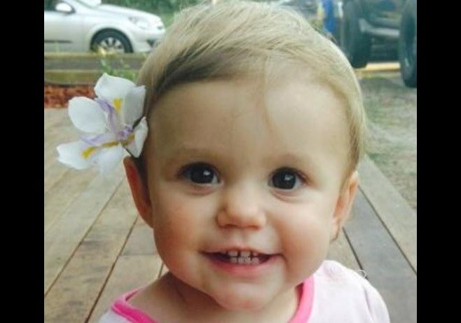 Beba se tragó una pila, los médicos no le creyeron a los padres y la nena murió | Internacionales