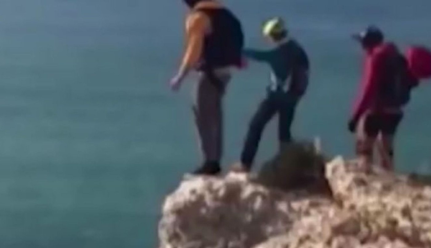 Video escalofriante: el momento en que se lanza al vacío desde 100 metros y no se le abre el paracaídas | Redes