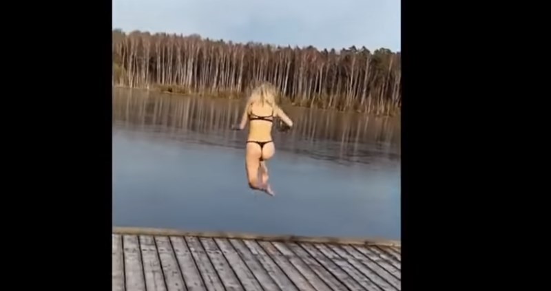 La sensual joven rusa que se tiró de "bomba" sin saber que el lago estaba congelado | Redes