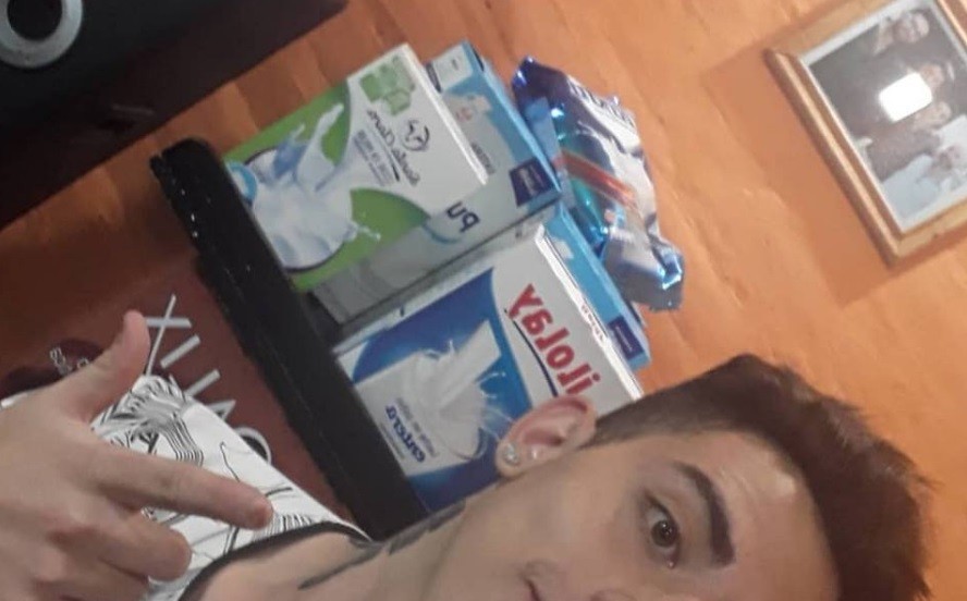 El peluquero solidario que cobra con cajas de leche para ayudar a los que menos tienen | Redes