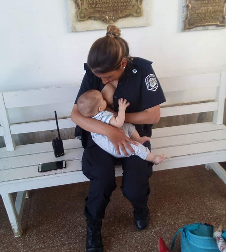 Mujer policía amamantó a un bebé cuyos padres sufrieron un accidente vial | Actualidad