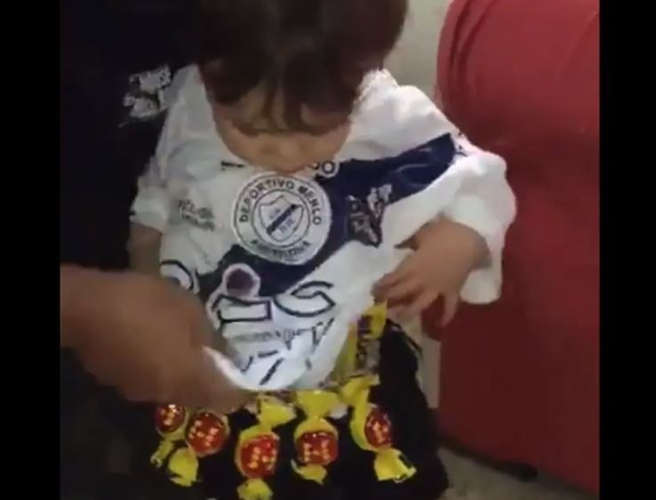 El otro "nene bengala": bebé hincha de Merlo rodeado de chocolates | Redes