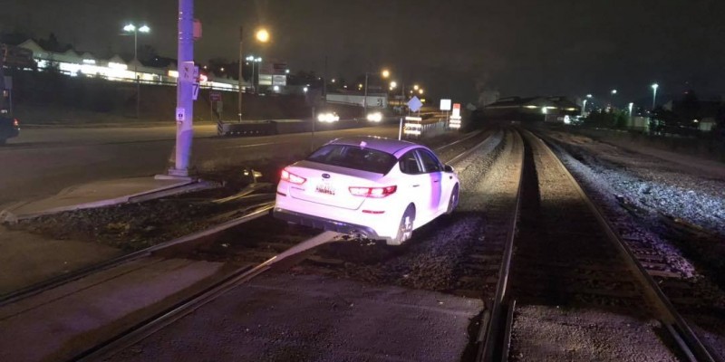 Insólito: manejó por la vías del tren porque se lo indicó el GPS | Redes