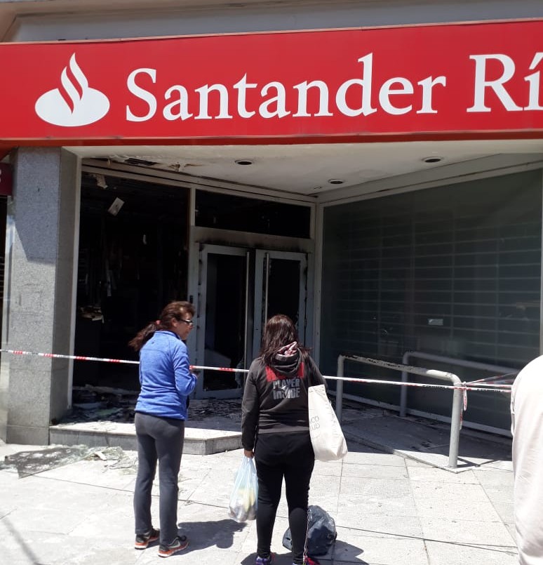 Un incendio intencional dejó destruido un banco en Flores | Actualidad