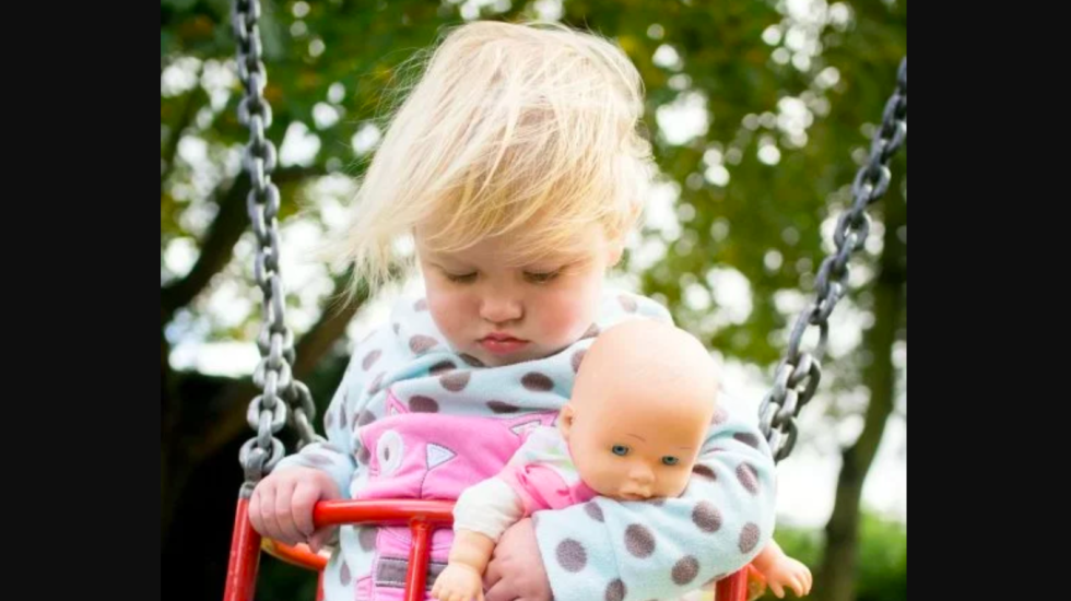 Un padre le sacó una tierna foto a su hija, sin saber que estaba capturando uno de los síntomas de su leucemia | Internacionales