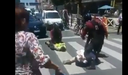 La polémica reacción de un peatón mientras filmaba como detenían a dos motochorros en el centro porteño | Actualidad