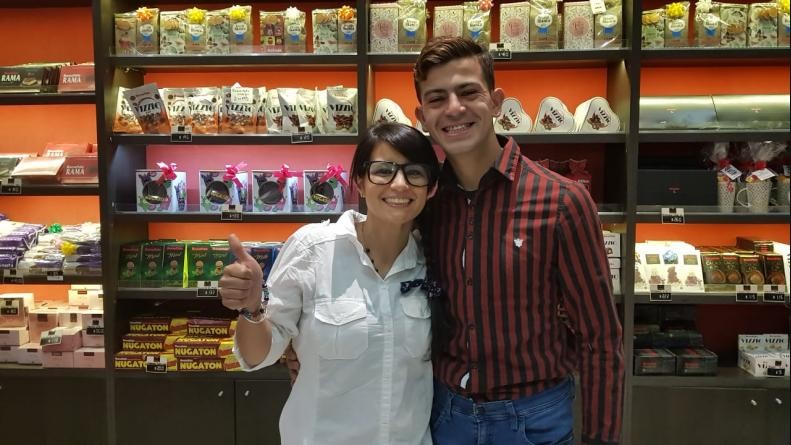 Qué hizo con el primer sueldo el joven que escribió el CV a mano | Actualidad