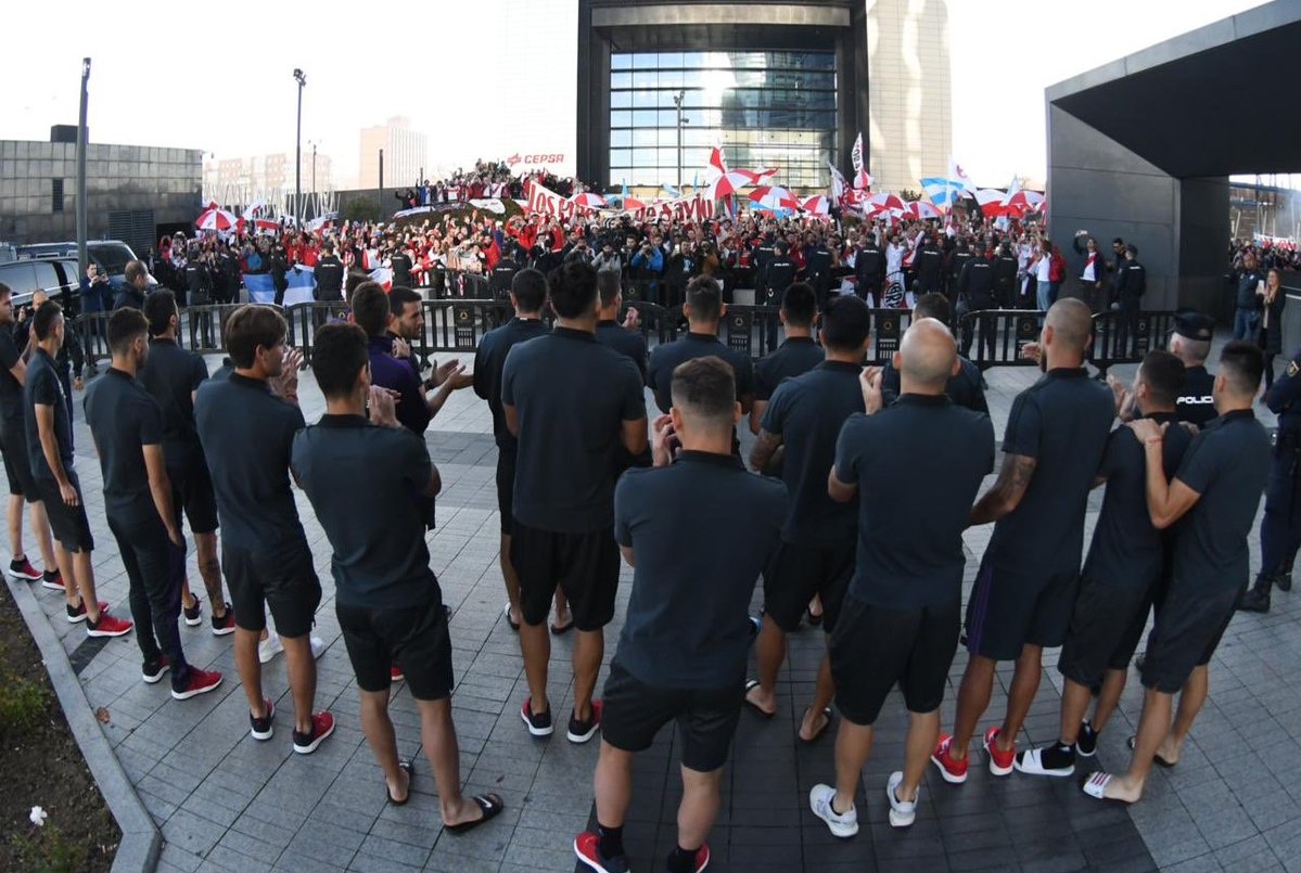 Video: los jugadores de River salieron a saludar a los hinchas que esperaban en la puerta del hotel | Deportes